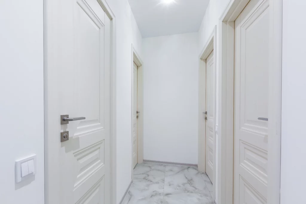 interior-corridors-large-apartment-with-white-walls