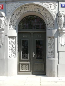 Historicke vchodove dvere Praha Korunovacne namestie