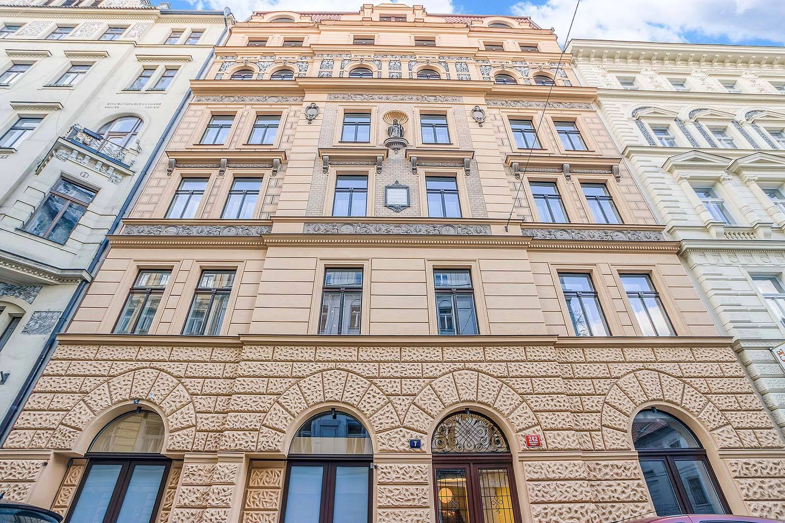 Bytovy dom Vojtesska Praha vyroba okien a dveri