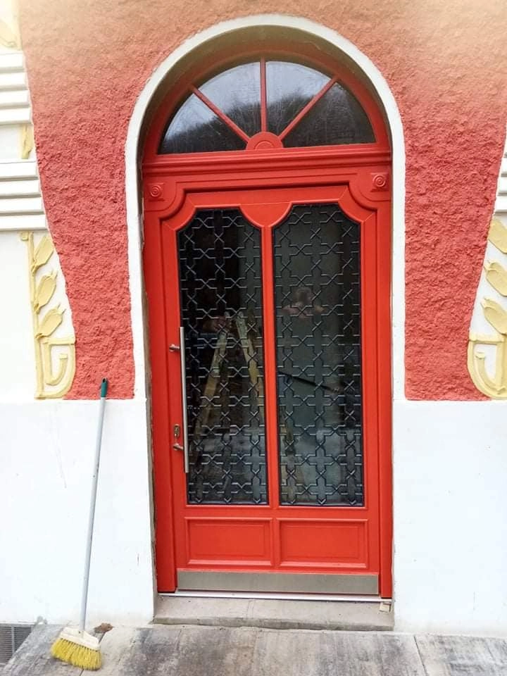 Praha Jinonická vchodve historicke dvere