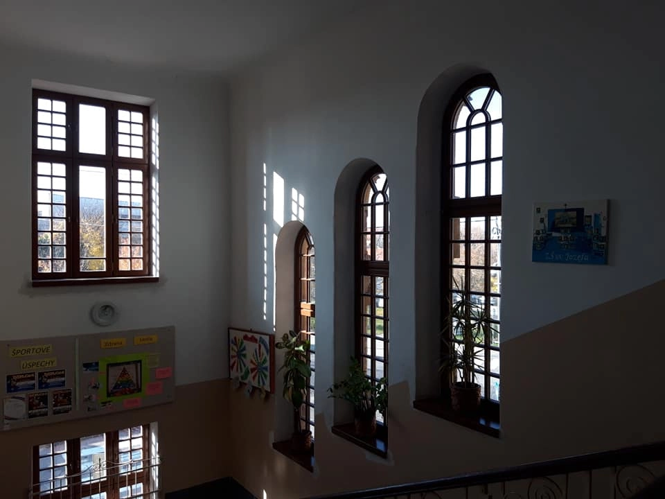 Zakladna skola sv. Jozefa v Hlohovci vymena okien a montaz