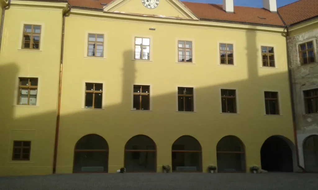 Zamok Hlohovec historicke okna